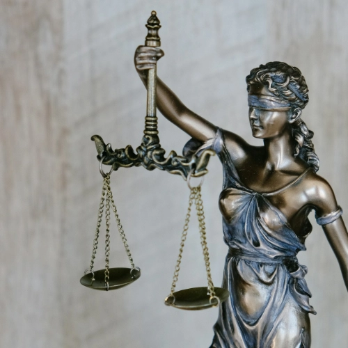 Justitia-Statue mit Waage symbolisiert entschlossene und diskrete Strafrechtsvertretung