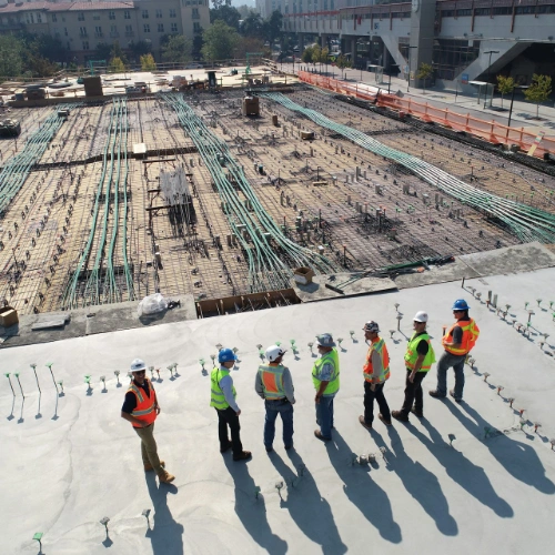 Ihr Partner für Baurecht in Hannover Baustelle in Hannover mit Projektplaner - verlässlicher Partner im Baurecht