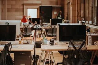 Rechtsberatung im Arbeitsrecht - wir schützen Ihre Interessen am Arbeitsplatz Offenes Büro mit Bürostühlen und Computern - Arbeitsplatzumgebung im Kontext des Arbeitsrechts