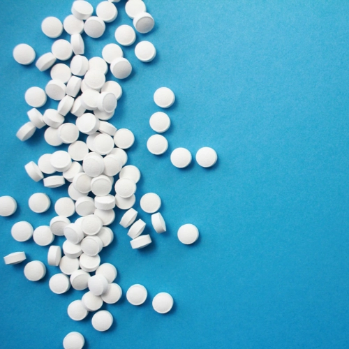 Medizinrecht & Arzthaftungsrecht - klare anwaltliche Beratung Tabletten auf hellem Hintergrund symbolisieren medizinrechtliche Beratung und Arzthaftungsrecht