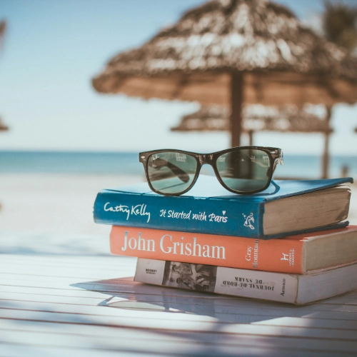 Bücherstapel mit juristischen Fachbüchern - symbolisiert fundierte Beratung in Miet- und Reiserecht