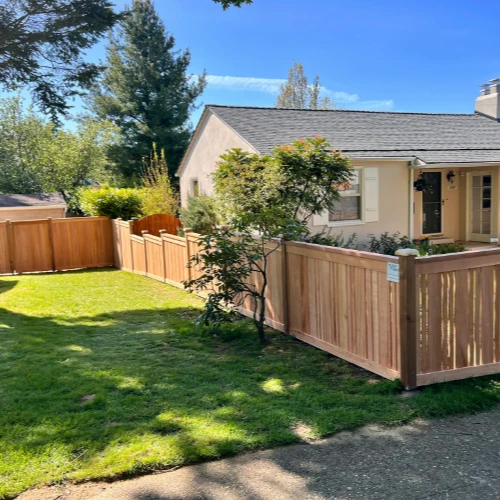 Haus mit Zaun und Garten - rechtssichere Beratung zu Nachbar- und Eigentumsrechten