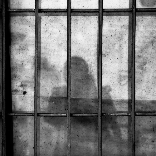 Strafprozess & Untersuchungshaft - wir kämpfen für Ihre Freiheit Gefängnisgitter im Fokus - symbolisiert Untersuchungshaft und rechtlichen Kampf für Ihre Freiheit