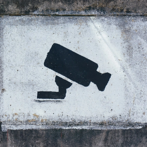 Verteidigung bei Körperverletzung, Diebstahl und Hehlerei Überwachungskamera - symbolisiert Schutz und Verteidigungsbereitschaft im Strafrecht