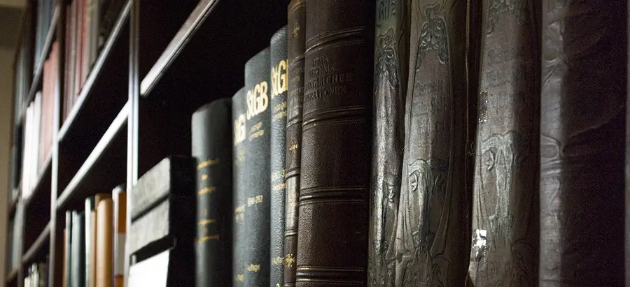 Rechtslexika, Gerichtsurteile, Gesetzessammlungen, Fachbücher